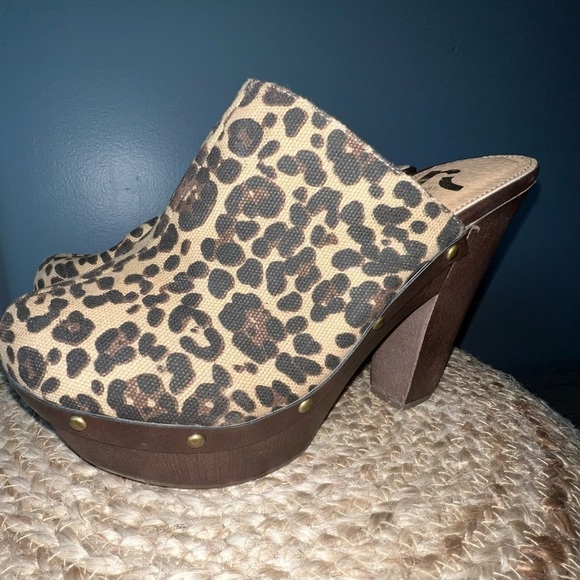 NEW Report Theresa Leopard Print Platform Clogs - Picture 2 of 8